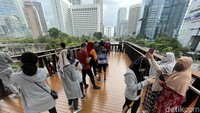 Cuaca yang cerah membuat asyik menikmati suasana Jakarta dari atas JPO.