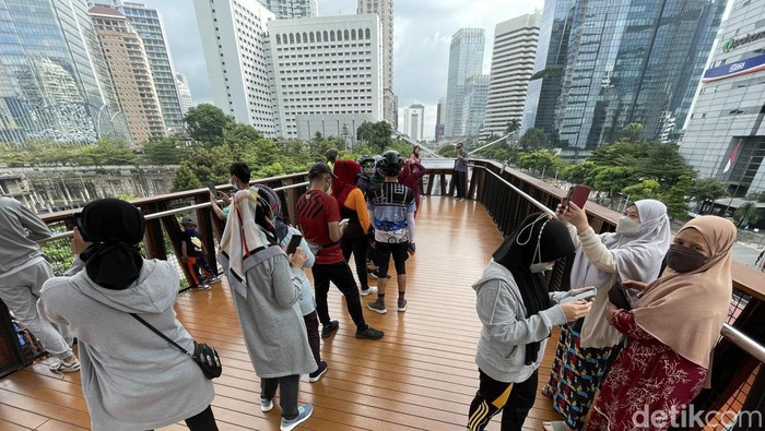 Minggu Pagi, Momen Selfie di JPO Pinisi Sejak diresmikan, JPO Pinisi Sudirman, Jakarta, masih ramai dikunjungi warga. Minggu pagi tadi, warga tampak ramai berfoto di JPO tersebut.