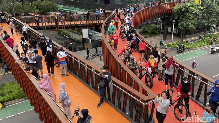 Sejak diresmikan, JPO Pinisi Sudirman, Jakarta, masih ramai dikunjungi warga. Minggu pagi tadi, warga tampak ramai berfoto di JPO tersebut.