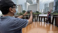 Jumlah orang yang berada di atas anjungan pandang memang dibatasi.