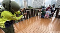 Bukan hanya para muda-mudi saja yang datang ke JPO Pinisi ini, ternyata ada pula keluarga yang membawa anaknya.