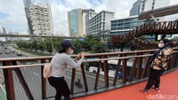 Seperti diketahui, JPO Pinisi diresmikan Gubernur DKI Jakarta Anies Baswedan pada Kamis (10/3) lalu.