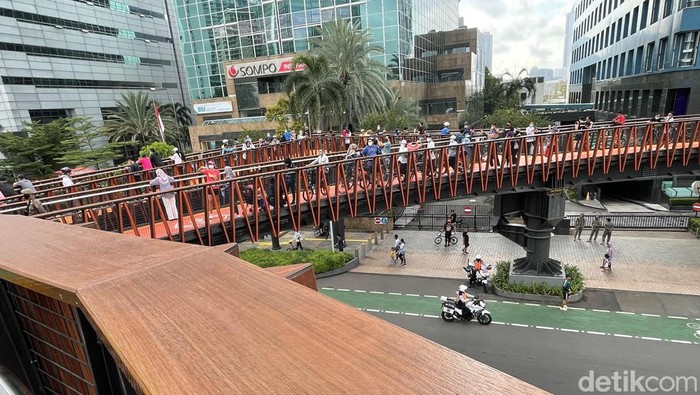 Sejak diresmikan, JPO Pinisi Sudirman, Jakarta, masih ramai dikunjungi warga. Minggu pagi tadi, warga tampak ramai berfoto di JPO tersebut.