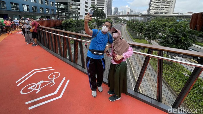 Sejak diresmikan, JPO Pinisi Sudirman, Jakarta, masih ramai dikunjungi warga. Minggu pagi tadi, warga tampak ramai berfoto di JPO tersebut.