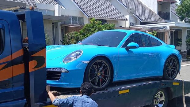 Mobil Porsche warna biru muda milik Doni Salmanan disita (Dok. Bareskrim Polri)