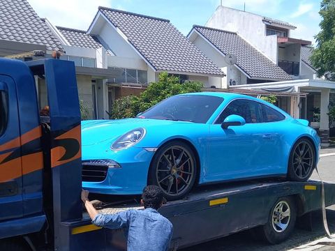 Mobil Porsche warna biru muda milik Doni Salmanan disita (Dok. Bareskrim Polri)