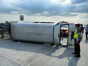 Mobil Muat 11 Penumpang Terguling di Tol Madiun, 3 Orang Luka Ringan