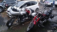 Hasan-Husen ditabrak saat menyeberang jalan. Korban tewas di tempat kejadian setelah ditabrak oleh dua pemoge yang diduga mengendalikan sepeda motornya dalam kecepatan yang tinggi. Aldi Nur Fadilah/detikcom.