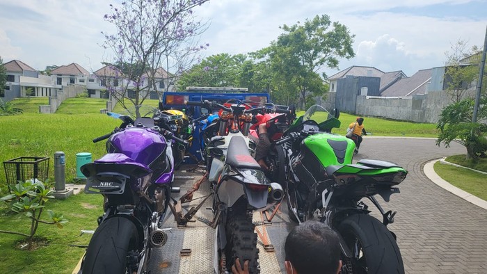 Mobil-Moge Doni Salmanan Diangkut Truk Towing, Dikawal Polisi