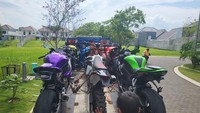 Selain ketiga moge itu, setidaknya ada tiga motor lain yang disita polisi dari Doni Salmanan. Motor-motor mewah itu terlihat dijejerkan di atas truk dengan warna-warna mentereng dari biru hingga ungu. (Dok. Bareskrim)
