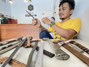 Kisah Kolektor Benda Pusaka di Pinrang Tukar Badik dengan Mobil Jeep