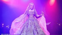 Mulan Jameela tampak anggun dengan gaun megah berwarna cokelat dan abu-abu. Foto: Instagram Mulan Jameela/djagungw