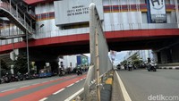 Pagar tersebut tampak disangga sebatang bambu.