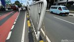 Nyaris Roboh, Pagar Pembatas Jalan di Pasar Senen Disangga Bambu