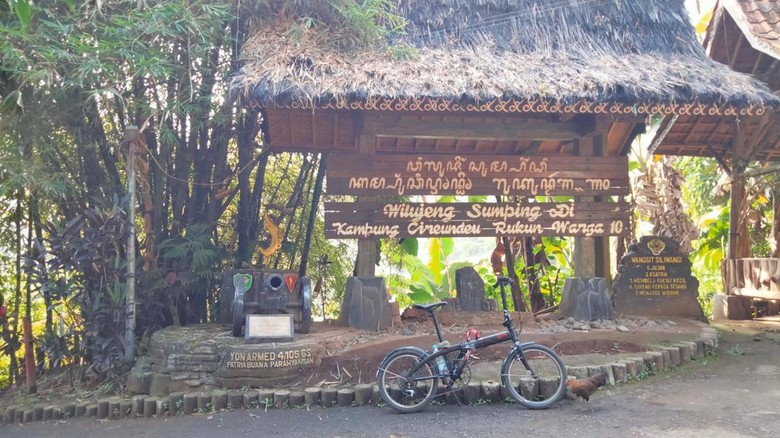 Nyeour dan gowes seli ke Kampung Adat Cireundeu di Cimahi, Jabar Nyeour dan gowes seli ke Kampung Adat Cireundeu di Cimahi, Jabar