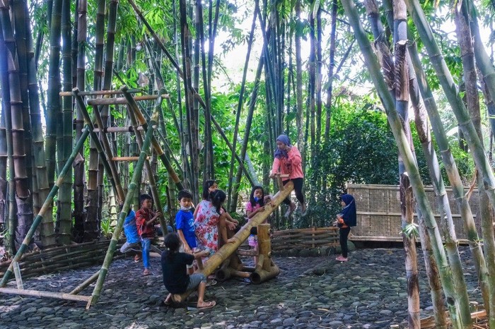 Pasar Papringan Temanggung, Jawa Tengah, tergolong pasar yang unik. Dikatakan unik karena pasar ini digelar di bawah rerimbunan rumpun bambu. Alat tukarnya menggunakan 