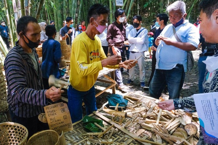 Pasar Papringan Temanggung, Jawa Tengah, tergolong pasar yang unik. Dikatakan unik karena pasar ini digelar di bawah rerimbunan rumpun bambu. Alat tukarnya menggunakan 