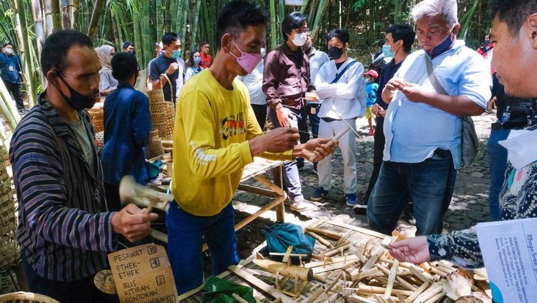 Pasar Papringan Temanggung, Jawa Tengah, tergolong pasar yang unik. Dikatakan unik karena pasar ini digelar di bawah rerimbunan rumpun bambu. Alat tukarnya menggunakan 