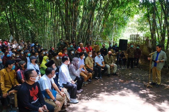 Pasar Papringan, Temanggung Pasar Papringan Temanggung, Jawa Tengah, tergolong pasar yang unik. Dikatakan unik karena pasar ini digelar di bawah rerimbunan rumpun bambu. Alat tukarnya menggunakan
