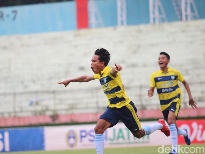 Pemain Gresik United selebrasi
