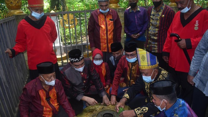 Pemprov Sultra mengambil air suci Sangia Nibandera untuk IKN