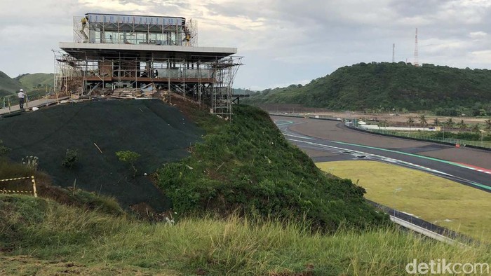 Event MotoGP Mandalika sebentar lagi dimulai. Selain sirkuit, fasilitas pendukung lainnya juga sedang disiapkan. Salah satunya adalah lounge di Bukit 360.