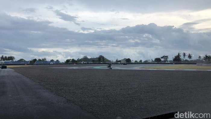 Event MotoGP Mandalika sebentar lagi dimulai. Selain sirkuit, fasilitas pendukung lainnya juga sedang disiapkan. Salah satunya adalah lounge di Bukit 360.