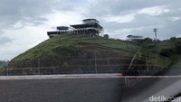 Lounge ini dibangun di atas bukit yang ada di tengah-tengah sirkuit, jadi penonton yang berada di lounge ini punya pemandangan penuh terhadap setiap sisi sirkuit yang ada di bawahnya.