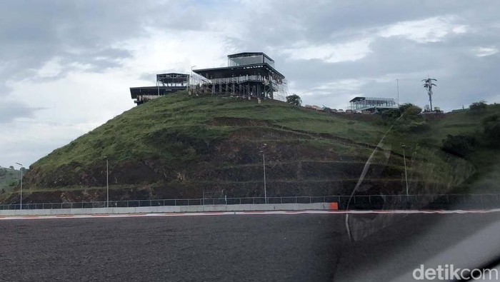 Event MotoGP Mandalika sebentar lagi dimulai. Selain sirkuit, fasilitas pendukung lainnya juga sedang disiapkan. Salah satunya adalah lounge di Bukit 360.