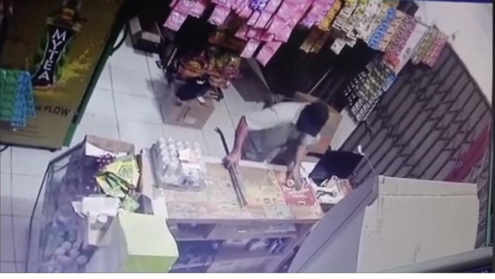 Pencurian di Sukabumi terekam CCTV