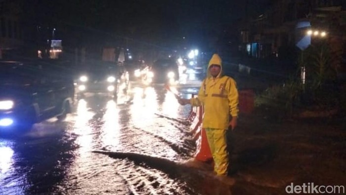 Perempatan Taman Dayu hingga Jalan By Pass Pandaan Banjir Dampak Hujan Deras
