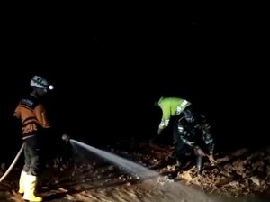 Tebing 10 Meter Longsor, Jalan Pamulihan-Rancakalong Sempat Terputus