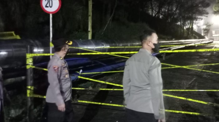 Polres Banjarnegara saat melihat lokasi pipa bocor di pengeboran sumur PAD 28 Geodipa Energi Desa Karangtengah Kecamatan Batur, Banjarnegara, Minggu (13/3/2022).