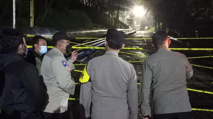 Polres Banjarnegara saat melihat lokasi pipa bocor di pengeboran sumur PAD 28 Geodipa Energi Desa Karangtengah Kecamatan Batur, Banjarnegara, Minggu (13/3/2022).