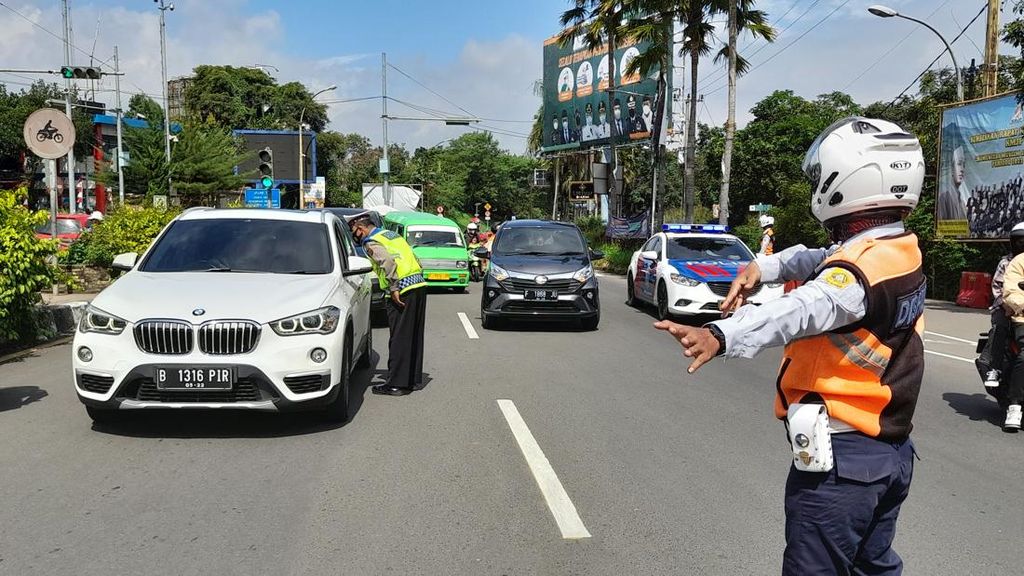 Gage Puncak Berlaku, Terkecuali Kendaraan Bantuan Gempa Cianjur