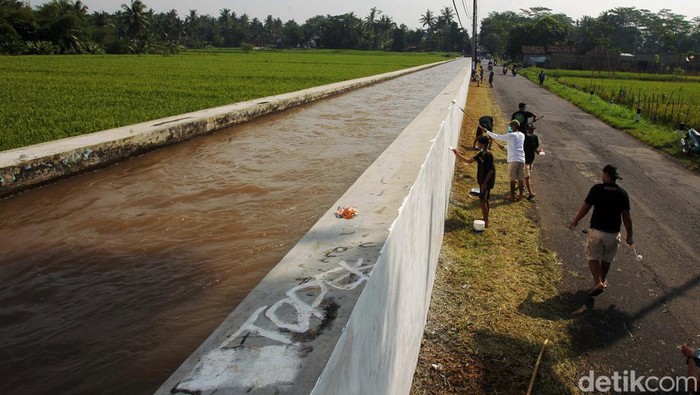 Ratusan Warga Gotong Royong Cat Ulang Saluran Irigasi Buatan Belanda Ratusan warga mengecat ulang Kanal Van Der Wijk di Banyurejo, Tempel, Sleman, Yogyakarta, Minggu (13/3/2022). Bangunan ini adalah saluran irigasi buatan jaman Belanda.