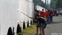 Saluran irigasi ini memiliki panjang sekitar 1,5 km dengan tinggi sekitar 4 meter di atas permukaan tanah.