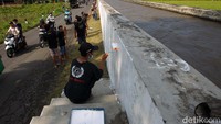 Saluran irigasi ini dipenuhi air dan mampu mengairi sawah hingga 20.000 Ha.