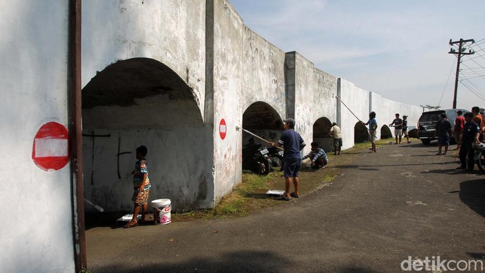 Ratusan Warga Gotong Royong Cat Ulang Saluran Irigasi Buatan Belanda Ratusan warga mengecat ulang Kanal Van Der Wijk di Banyurejo, Tempel, Sleman, Yogyakarta, Minggu (13/3/2022). Bangunan ini adalah saluran irigasi buatan jaman Belanda.