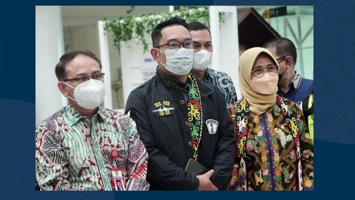 Gubernur Jabar Ridwan Kamil (tengah) tiba di Bandara Sultan Aji Muhammad Sulaiman, Balikpapan, Kaltim, Minggu (13/3/2022).