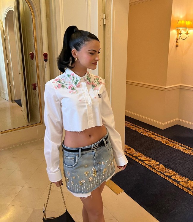 Camila Mendes yang hadir dalam fashion show Miu Miu juga mengenakan rok mini berpadu ikat pinggang keluaran brand asal Italia tersebut. Namun bedanya pemain Riverdale itu memakai versi jeans yang dihiasi manik-manik cantik. Foto: Instagram