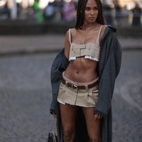 Cindy Bruna adalah model yang sempat jadi perbincangan karena mendapat atensi dari tiga pemain Paris Saint-Germain dan dikecup Neymar hari ulang tahunnya. Penampilannya dengan busana Miu Miu ini pun sukses membuatnya kembali mencuri perhatian.Foto: Instagram