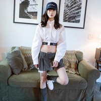 Berbeda dengan dua artis Korea lain, Lee Yoo Mi memakai versi tanpa ikat pinggang dan memadukan rok mini dengan kemeja crop top dan topi. Pemain Squid Game yang di-endorse Miu Miu tersebut terlihat boyish sekaligus sporty. Foto: Instagram