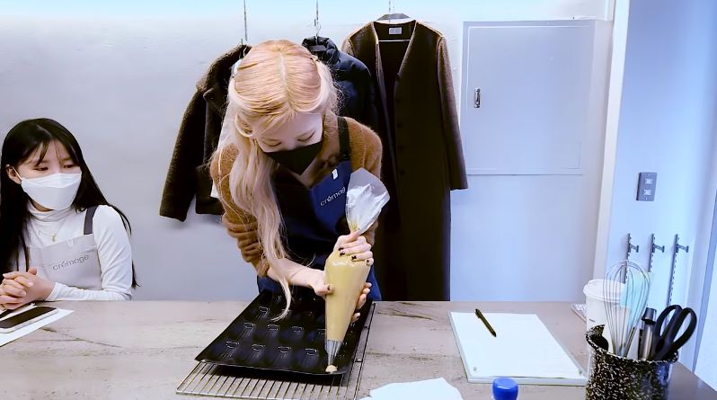 Rose BLACKPINK Belajar Baking, Buat Madeleine Topping Pistachio