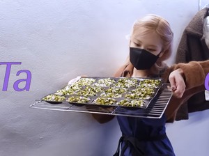 Rose BLACKPINK Pamer Momen Belajar Baking di YouTube, Ini Keseruannya