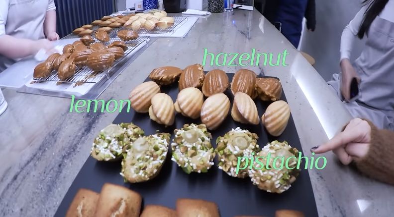 Rose BLACKPINK Belajar Baking, Buat Madeleine Topping Pistachio