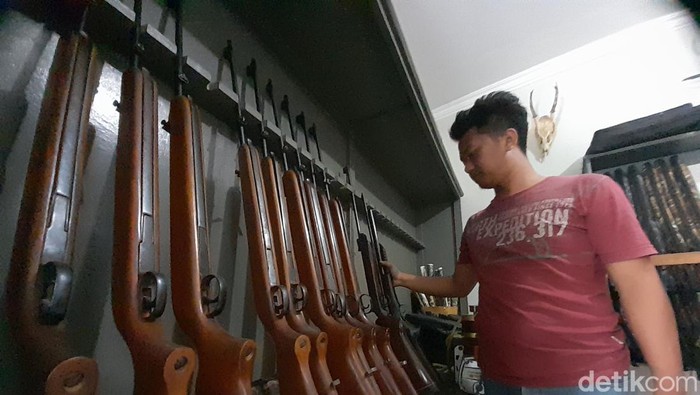 Satrio Nugraha, penerus usaha senapan angin di kawasan Cikeruh, Kecamatan Jatinangor, Kabupaten Sumedang. Ia merupakan generasi kelima dari keturunan Soemadimadja salah satu pioner perajin senapan di Cikeruh.