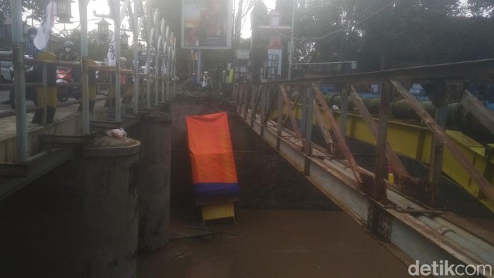 Sebuah Truk Muat Kasur Terjun ke Sungai Gembong Pasuruan