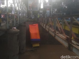 Truk Muat Kasur Terjun ke Sungai Gembong Pasuruan Gegara Sopir Ngantuk