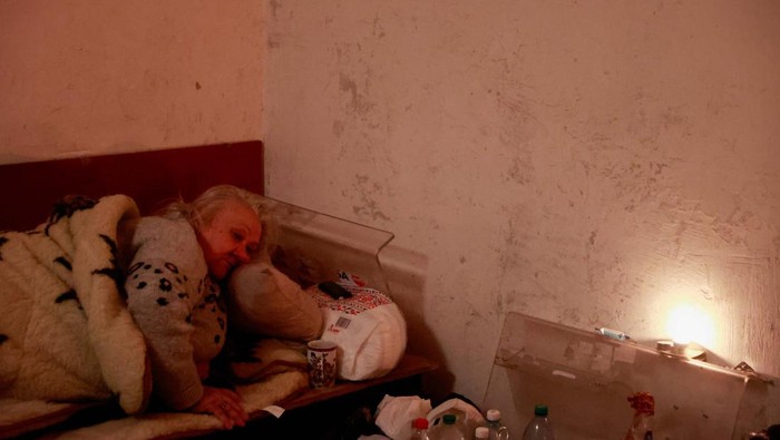 A man sits in a bomb shelter, amid Russia's invasion of Ukraine, in Irpin, Ukraine, March 12, 2022. REUTERS/Serhii Nuzhnenko